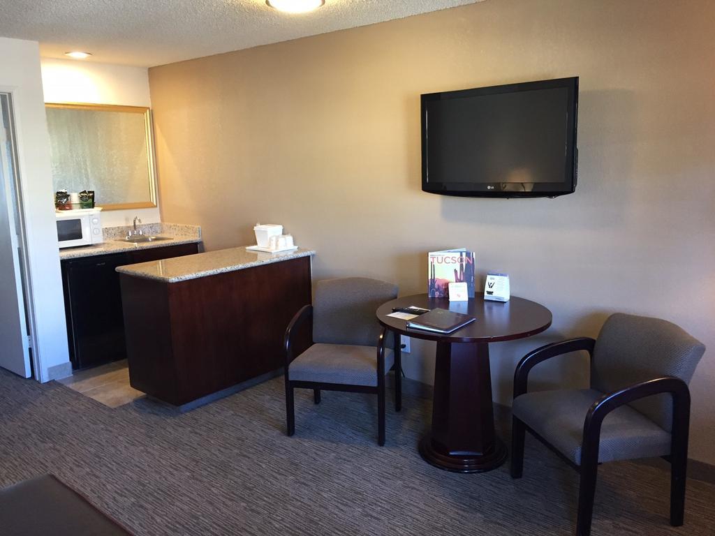 Hotel Ramada Tucson East Exterior foto